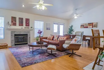 Image de Modern House with Office, Cornhole, Near Freeways