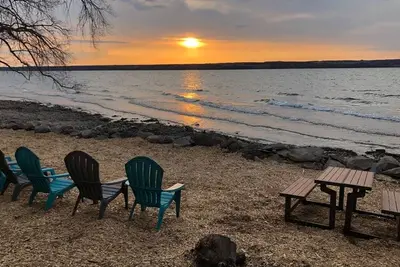 Image de Lake Access, Stunning Views; Bright & Spacious