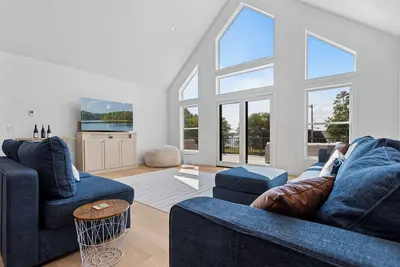 Image de Stunning Views, Stylish & Bright Lake Escape