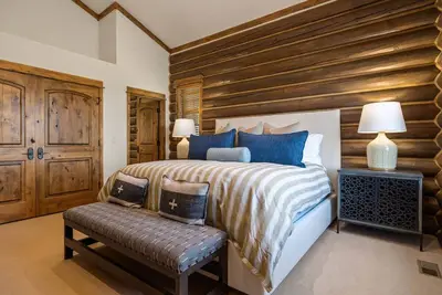 Image de Ladyslipper Cabin | Bronze Buffalo Ranch