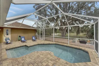 Image de Escape to a Pool Home on a Lake