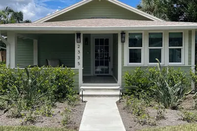 Image de Renovated Historic Bungalow in St Pete Near Arts District