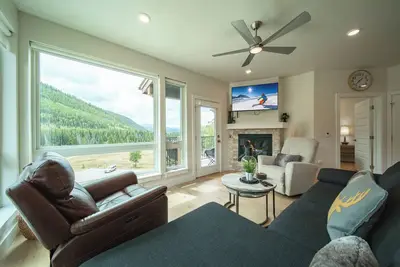 Image de Modern Top-floor Condo with 2 Private Balconies