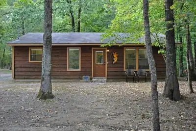 Image de Huckleberry Trails is a peaceful 2-bedroom cabin secluded in mountain woodlands.