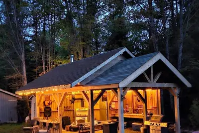Image de Escape with 7 seat HotTub and Couples Cold Plunge Sleeps 10\nSouth Algonquin
