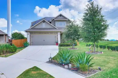 Image de Large Fenced Yard: Family-Friendly Kyle Home