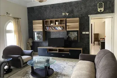 Charming 3-Br Haven with WiFi, Ac in Central Karachi
