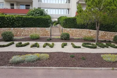 Image de Plage de sable, piscinne, jardin privé: parfait pour des vacances réussies.