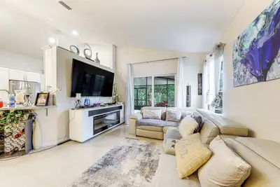 Image de Family-Friendly North Lauderdale Home w/ Grill!
