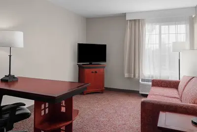 Image de Ideal Group Retreat – Two 1br Suites w/ Kitchen & Living Area