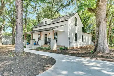 Image de Modern Remodeled Farmhouse - Great Location