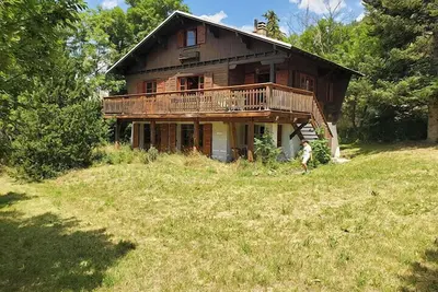 Image de Chalet alpin avec cheminée, terrasse et jardin