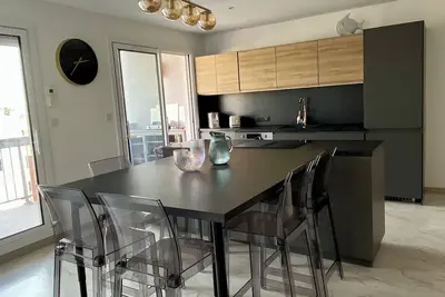 Image de Centre ville | Moderne et Calme | Plage à 200m, idéal pour les familles