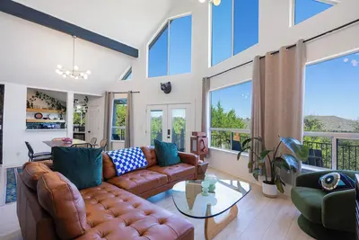 Image de A vibrant Lake Travis retreat with stunning views, cozy spaces, and endless fun.