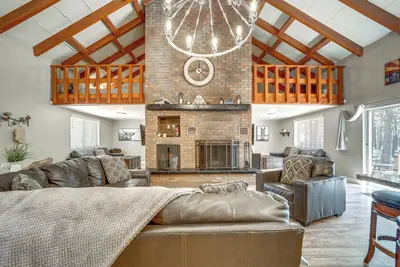 Image de Fire Pit & Grill: Spacious 'Forest Lakes Chalet'