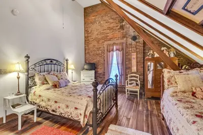 Image de New Listing! Dickinson Room by Main Street Bed & Breakfast