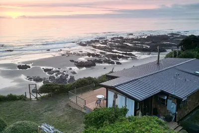 Image de The Surf House w/ private beach access & hot tub!