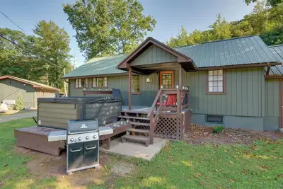 Image de Hillsgrove Cabin w/ Private Hot Tub!