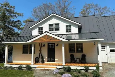 Image de Stunning Vt Lakefront and Ski House - Hottub, Fast Wifi, A/C, & Firepit