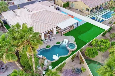 Image de Pickleball, putting green, coolest game room, gym, nursery, 7bdr+12 beds, high end