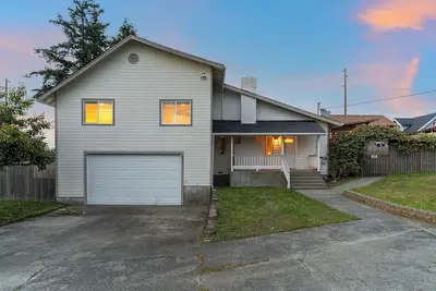 Image de The NorthWest Vibes 6bd/3ba w/GameRoom Covered String Light Deck w/ Bbq&Firepit