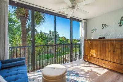 Image de Cozy 2-bedroom condo on charming Cresent Beach in Siesta Key with WiFi and more.