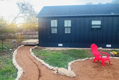 Image de Kick back and relax in this calm, stylish place located in a quiet rural area