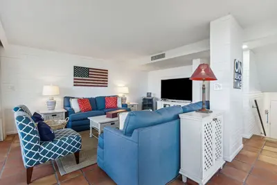 Image de 3 bedroom, 3 bathroom, end unit on the 2nd floor with an outdoor community pool