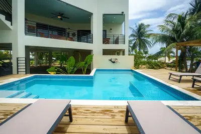 Image de New 6-ppl Home with Pool, Dock & Rooftop Dining