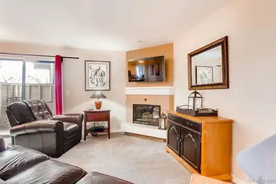 Image de Cozy main floor 2-bedroom condo with pool & fitness area