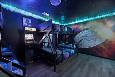 Image de \"Final Frontier\"- Pool, Hot Tub, Pickleball, Basketball, Pond, Arcade, Putt Putt