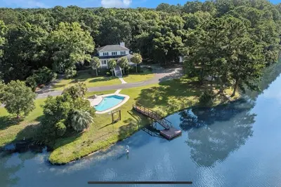 Image de Private 4-Bedroom Lakeside Estate Sleeps 10 with Pool, Fire-pit, Wi-Fi, Ac