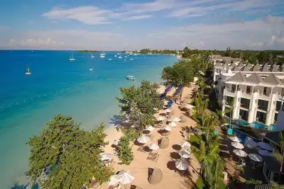 Image de Stylish Royal Suite w/ King Bed, Ocean Views & Private Patio All-Inclusive