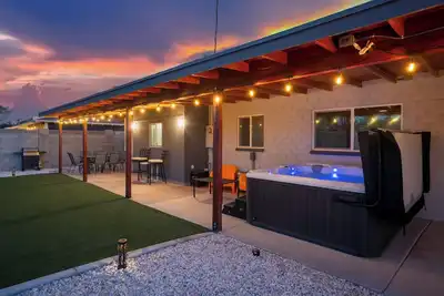 Image de Desert Bloom l 5 min to Old Town l Hot Tub