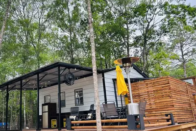 Image de “The Honey Hive” near “The Big Thicket” Cozy Cabin in The Piney-Woods.
