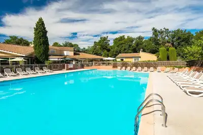 Image de Maisonnette dans un emplacement calme + piscine