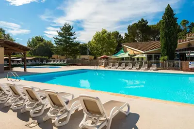 Image de Charmant maisonnette + piscine sur place!