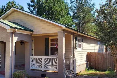 Image de Charming 3-bedroom peaceful living in a specious house!