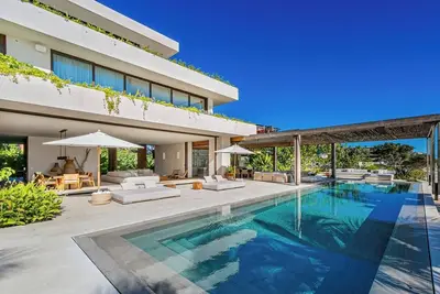 Image de An expansive and sleek villa with coastal charm