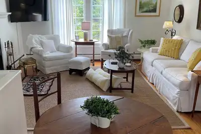 Image de Cozy farmhouse, sleeps 8, ski hill 5 min drive, walk 2 village, pets, decks, wbfp