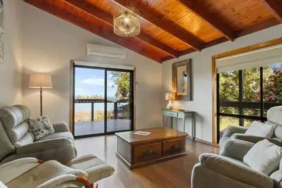 Image de Anchored on Capes Upstairs - Lakes Entrance