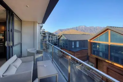 Image de 2br/2ba Terrace Apt - Great Location & Amenities