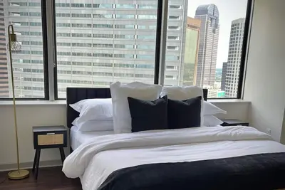 Image de Chic King Bed + Rooftop Pool, WiFi, Gym + Dallas Views