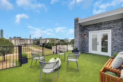 Image de Newly Constructed Winsome Village B - Galleria Area!