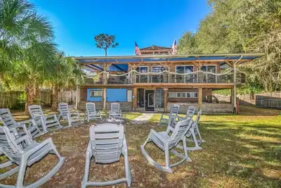 Image de Super Sized 3 Story Riverfront Lodge With Unique Vibes. Everything Included!