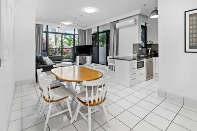 Image de Alexander Apts - Ground Floor 2b w/ 3 Courtyards!
