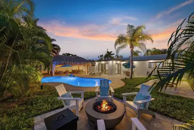 Image de Luxury Oasis~Min to Beach~Fire Pit~Heated Pool