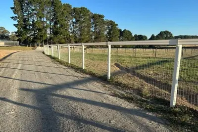 Image de Trawalla - an entire house & pool bar rental on a working farm near Canberra