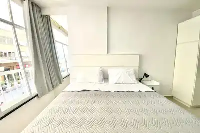 Image de Modern studio, conveniently located near the beach and local shops.
