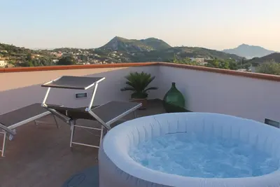 Image de Bel appartement avec Wifi, piscine privée, climatisation, bain à remous, Tv, patio et parking